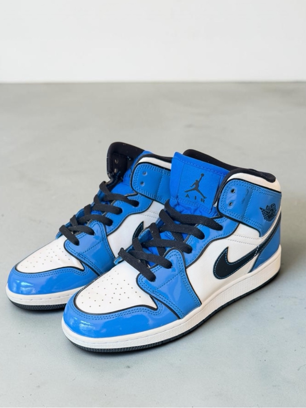Air Jordan 1 Mid SE Signal Blue GS (Size: 7Y) Patent Leather